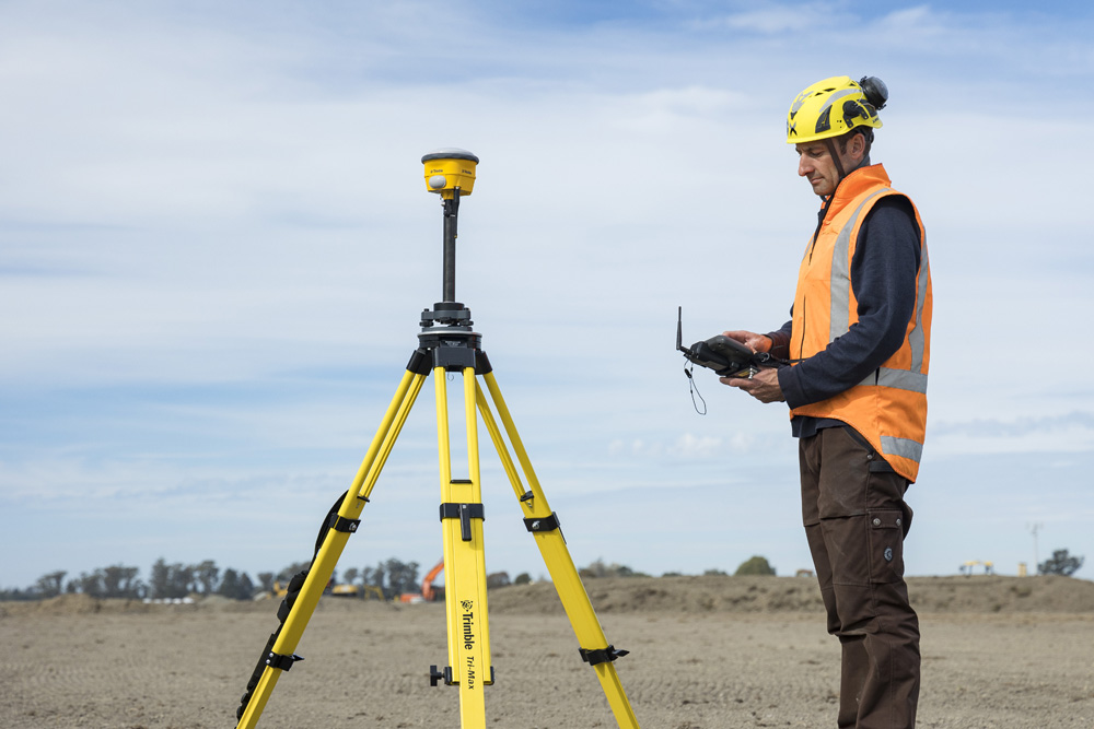 Trimble R780 GNSS 接收机 一位大地测量员正在使用 Trimble R780 GNSS 接收机