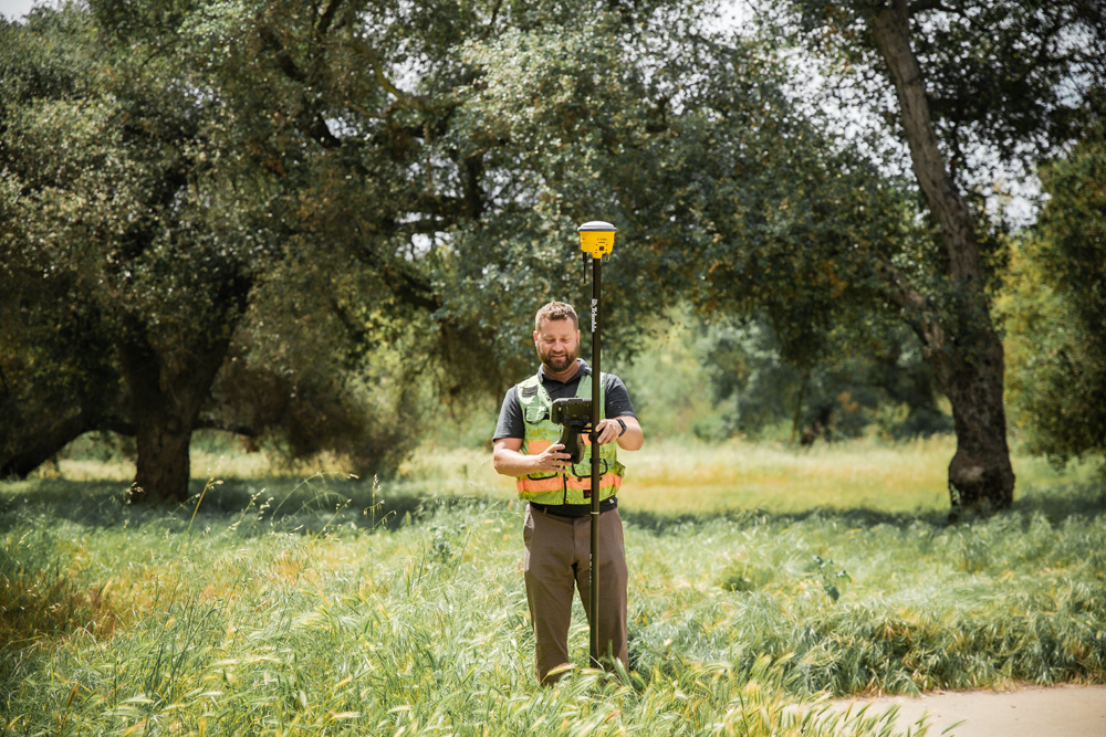 Trimble R780 GNSS 接收机 一位大地测量员正在使用 Trimble R780 GNSS 接收机