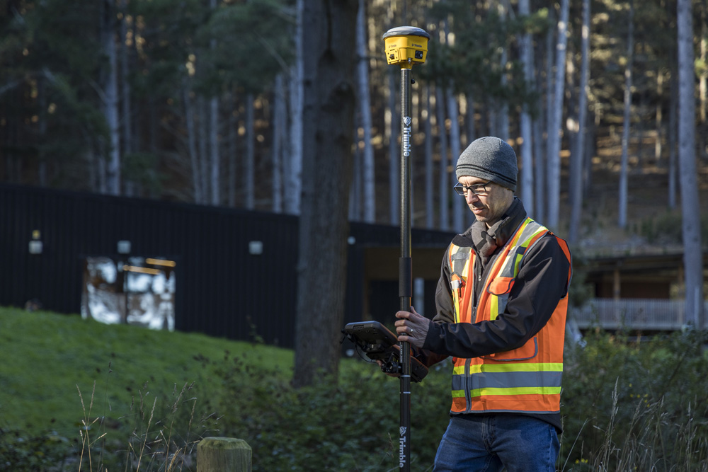 Trimble R780 GNSS 接收机 一位大地测量员正在使用 Trimble R780 GNSS 接收机