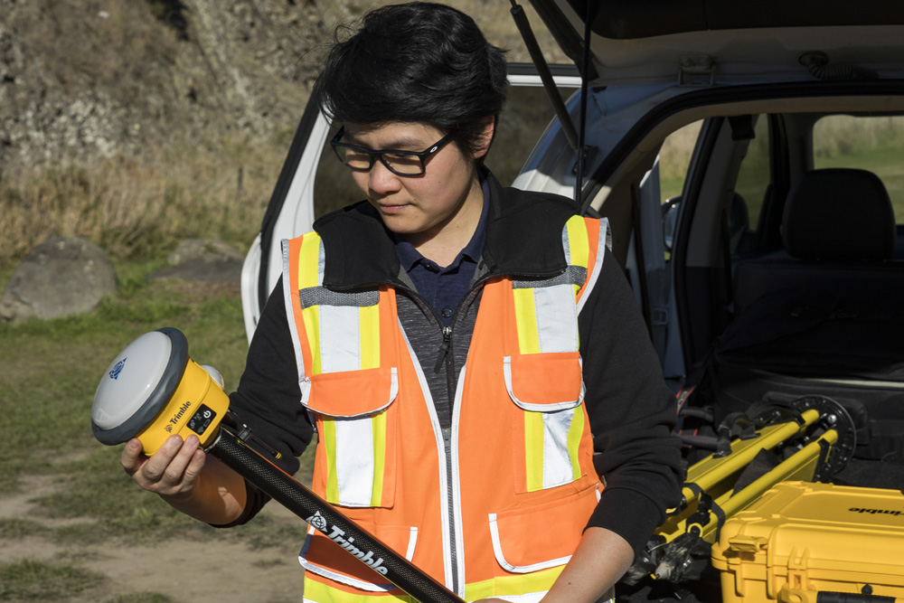 Trimble R780 GNSS 接收机 一位大地测量员正在使用 Trimble R780 GNSS 接收机