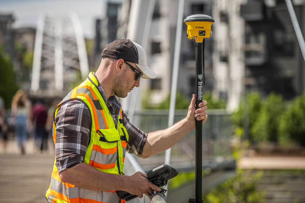 Trimble R780 GNSS 接收机 一位大地测量员正在使用 Trimble R780 GNSS 接收机