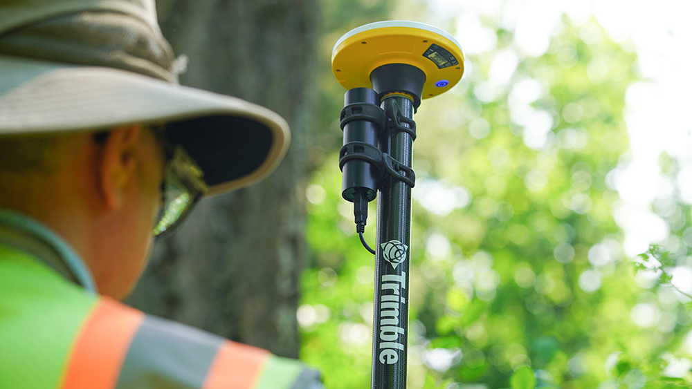 DA2:由 Trimble ProPoint 技术提供支持 安装在对中杆上的 GNSS 接收器的过肩镜头