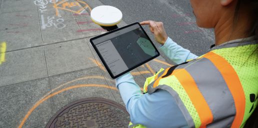 城市街道中 iPad 配有 Catalyst 手柄的过肩镜头
