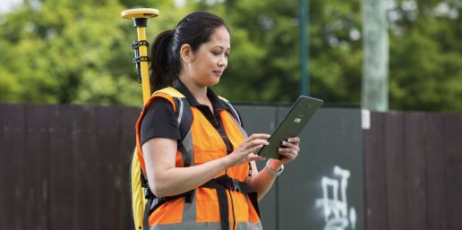 GIS 工作人员佩戴连接 GNSS 接收机的背包